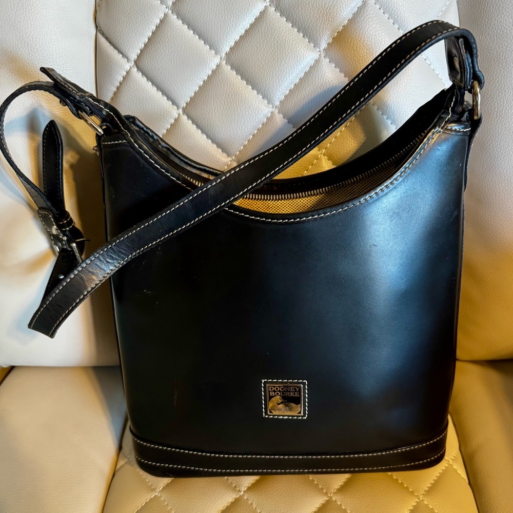 Dooney & Bourke Sleek Black Leather Bag with Logo